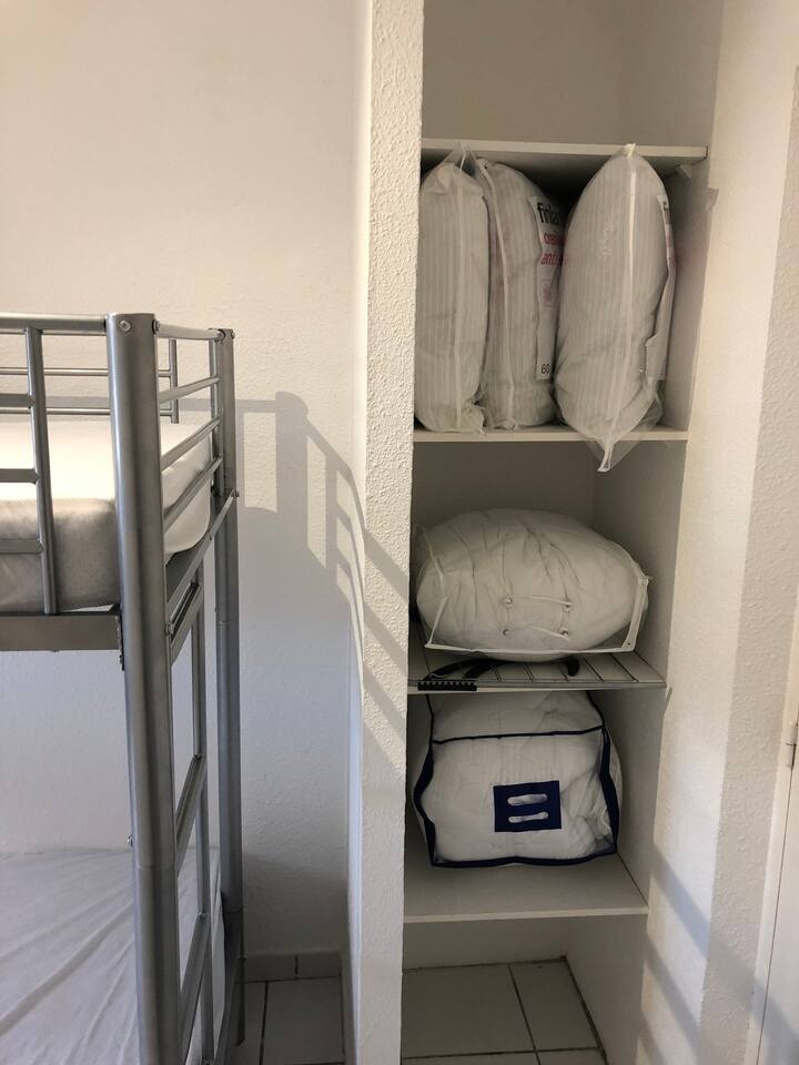Der er puder og dyner. Lejlighed med masser af opbevaring.
