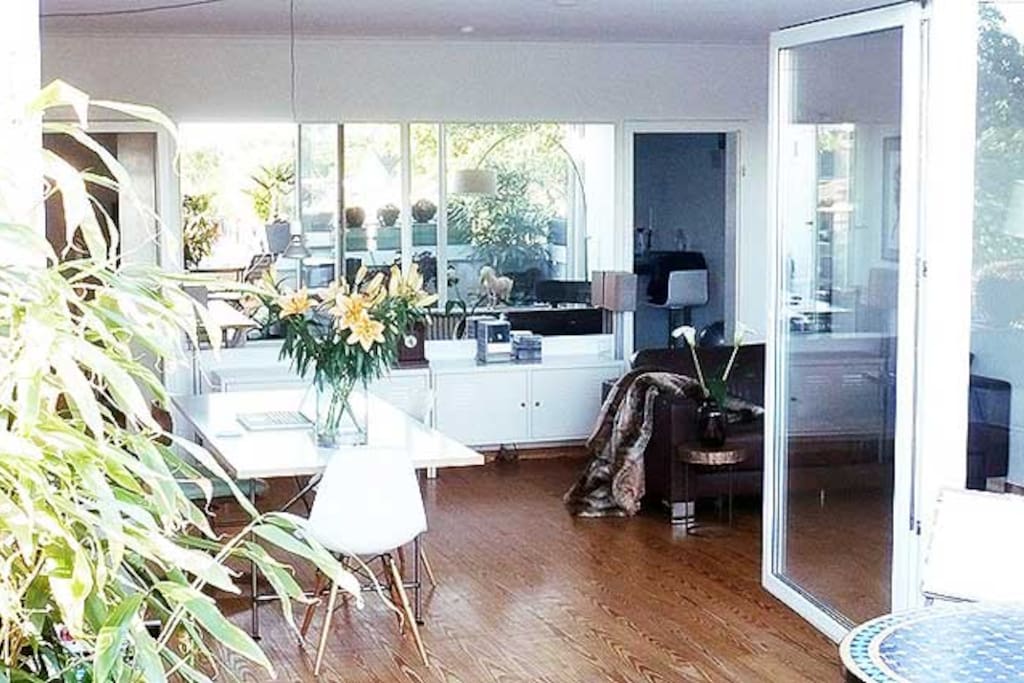 Blick von Terrasse in Wohnraum
