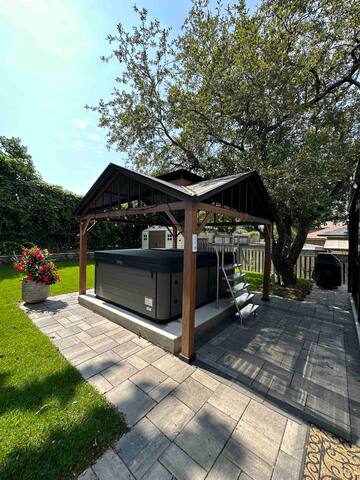 N7 Castle Green Retreat-Hot Tub gallery image 3