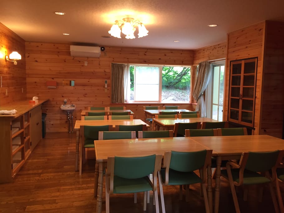 24名まで利用できる。広々食事スペース