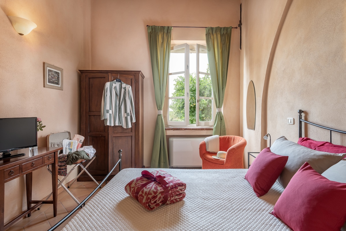 голямата и удобна спалня