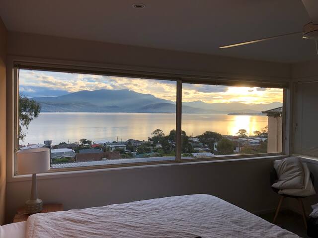 Home Away From Home with 180 Degree Hobart Views gallery image 3