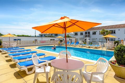 Mawgan Porth Bungalow, 200m from the beach !