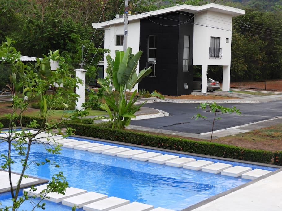 A solo unos pasos de la piscina