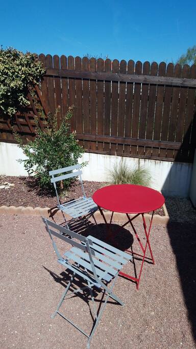 Jardinet avec abri derrière