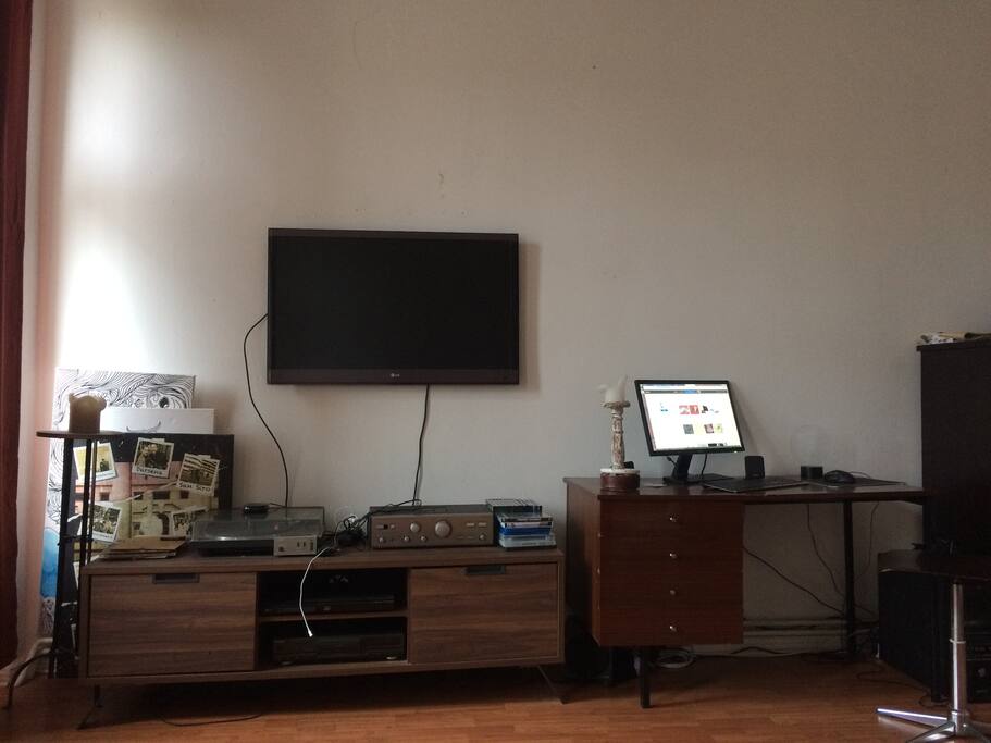 flatscreen mit netflix und bluerayplayer, pc mit gastaccount