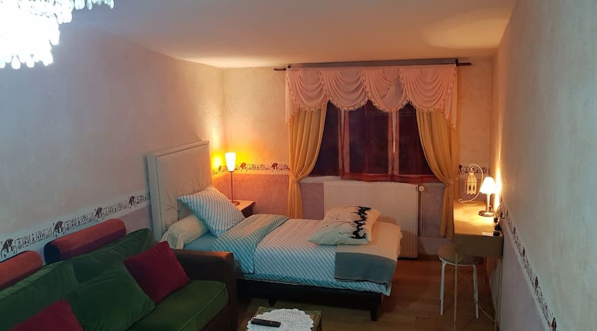 Chambre confortable et équipée dans pavillon