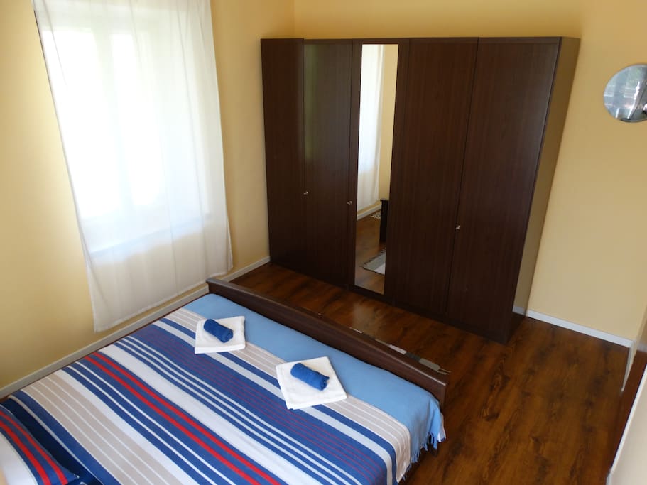 Bedroom with king size bed and closet (Air conditioning)