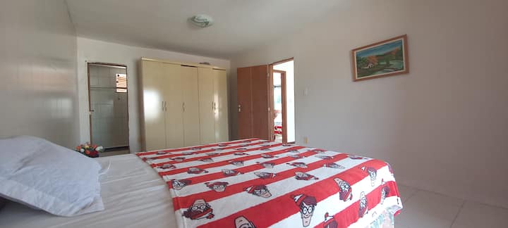 إطلالة على الجناح الرئيسي، مع خزانة وشرفة (أمامية).