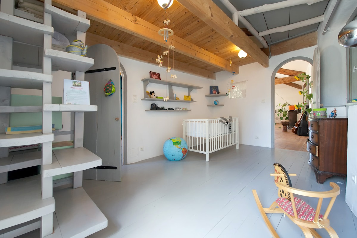 2º piso. Habitación de los niños, podemos proporcionarle el equipo para bebés (bañera, tumbona y juguetes)
En este momento hay una tiene dos camas individuales.