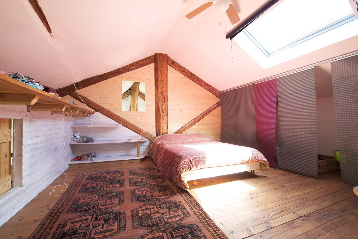 Dormitorio con cama tamaño queen.
Ventana de la azotea para ver las estrellas
2/3 rd piso. 