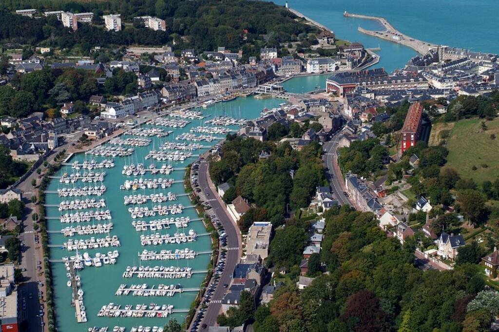 Vue aérienne du port et du centre