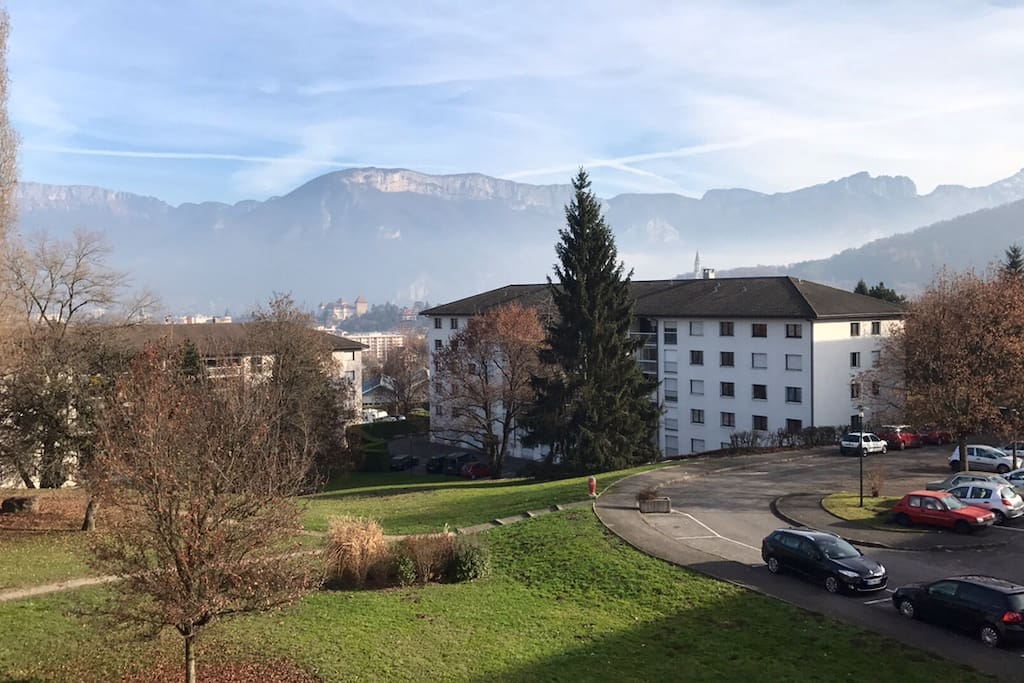 Vue sur les montagnes (Parmelan, Mont-Veyrier, Tournette et Semnoz) !