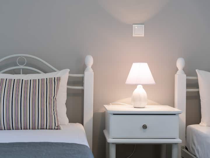 מיטות זוגיות נוחות, מושלמות לילדים, חברים או בני משפחה.