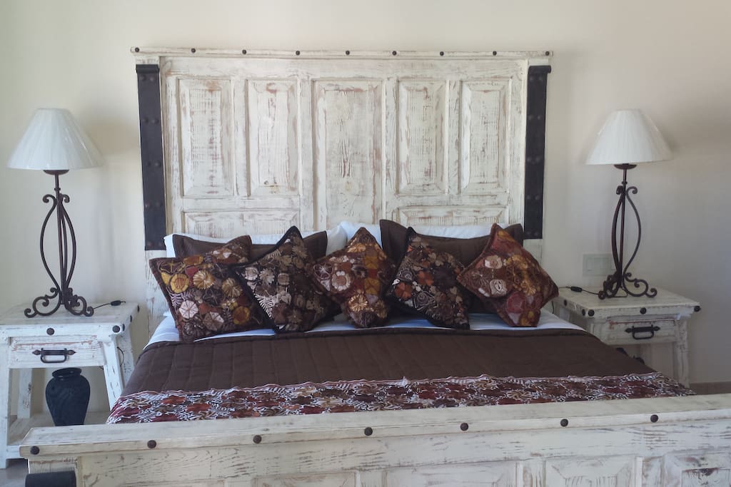 Kingsize bed, master bedroom.