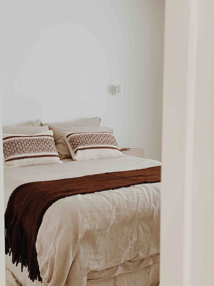 Chambre Queen avec salle de bain attenante.