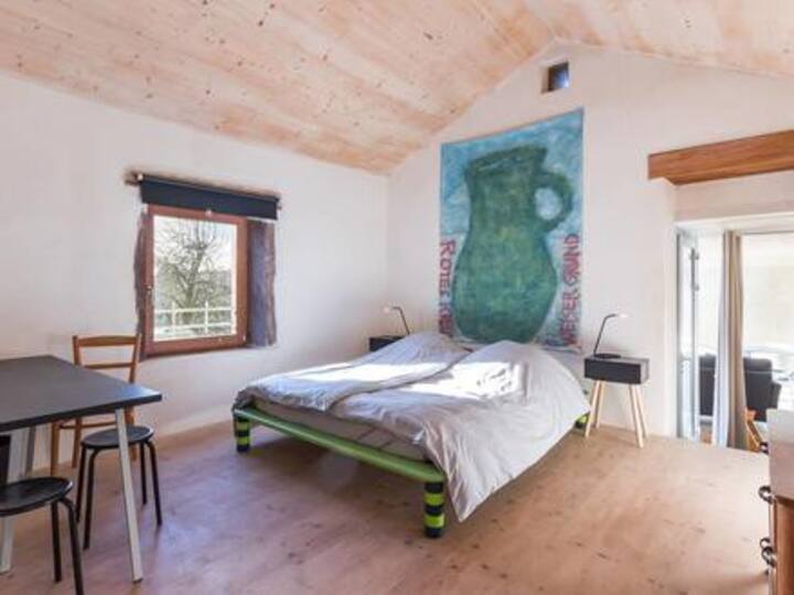 חדר שינה עם מיטה זוגית