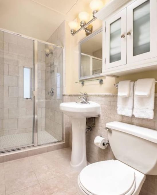 Clean bathroom (no tub)