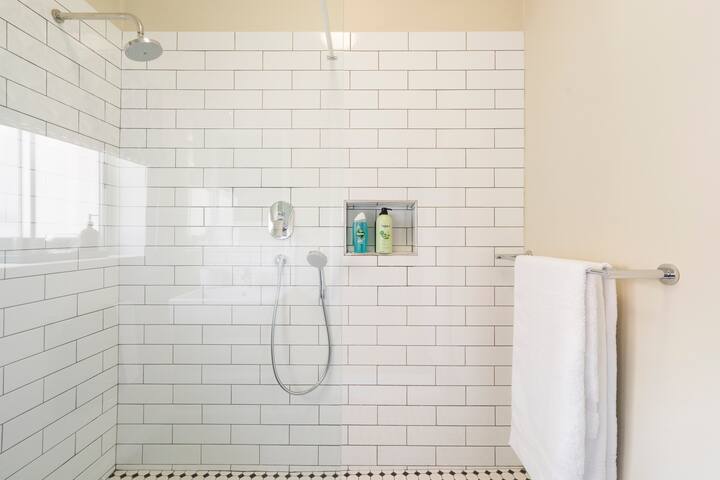 Sophisticated Apartment with Mountain Views gallery image 3