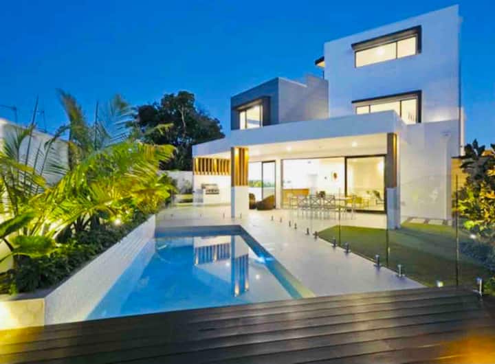 Luxury Broadbeach Villa | Walk To Casino & Beach - Broadbeach