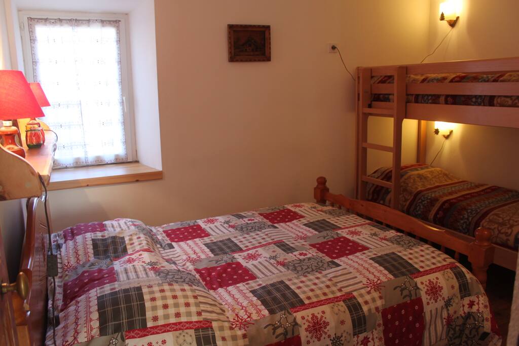 chambre avec lit de 140cm et 2 lits une place plus coin étagère