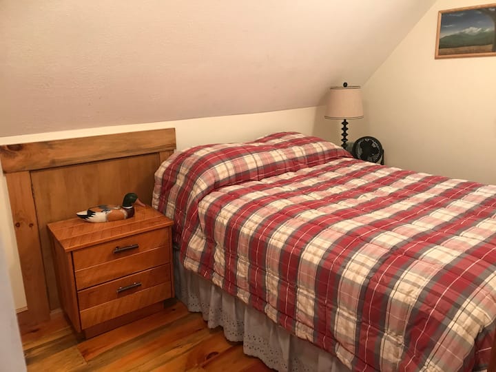 Tercer dormitorio más pequeño en la planta superior ubicado junto al dormitorio de estilo loft y baño completo 