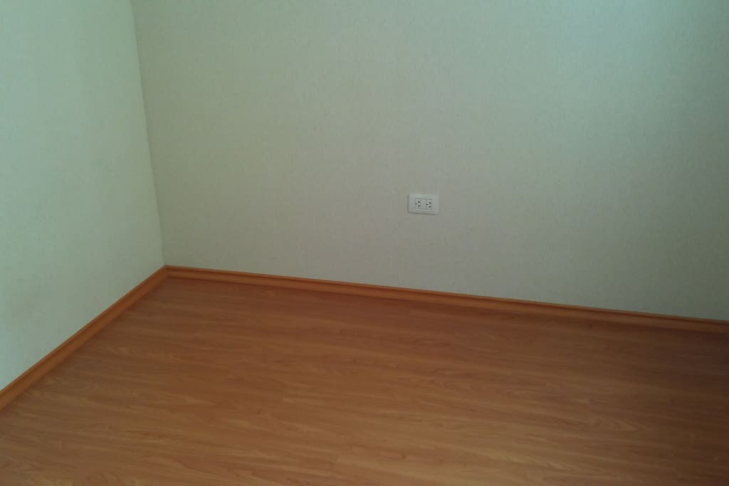Habitación Sencilla, iluminación natural piso laminado