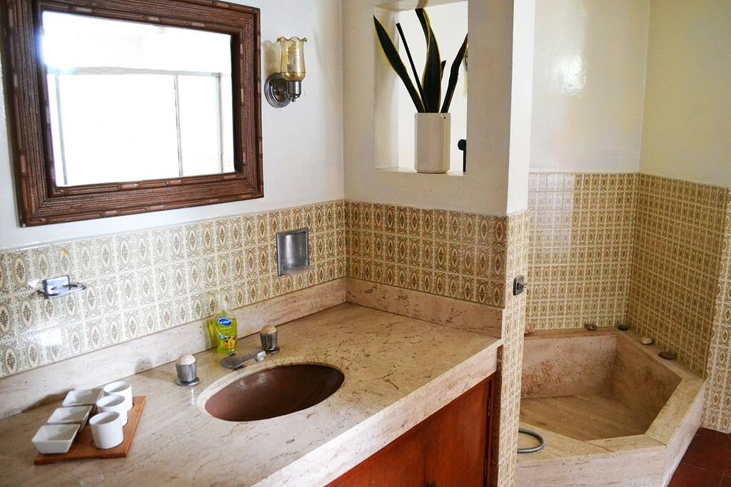 baño principal con todo w.c, regadera y sauna