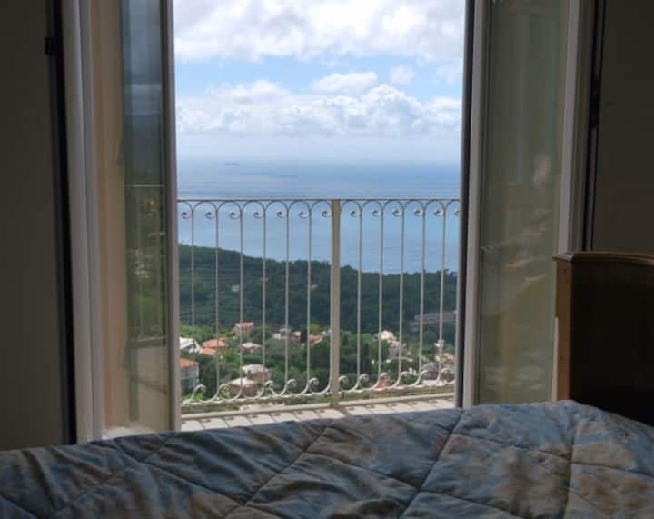 vista desde el dormitorio principal con puerta en el balcón