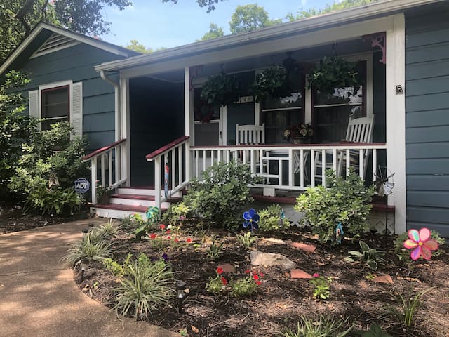 The "Kozy Cottage" in Historic League City.