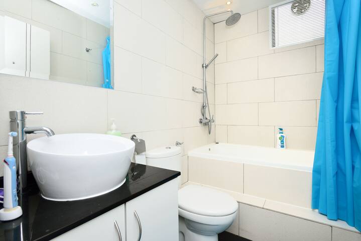 Comfy 1 Bedroom Flat Close to Disneyland, Airport