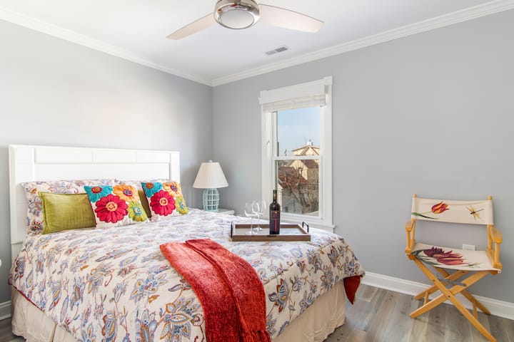 Suite de dormitorio principal en el segundo piso, cama tamaño queen.
