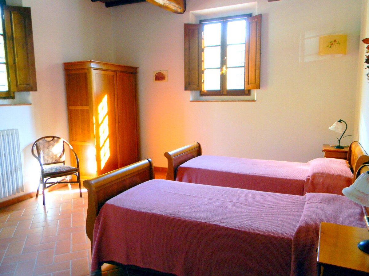 第一间卧室配有两张单人床