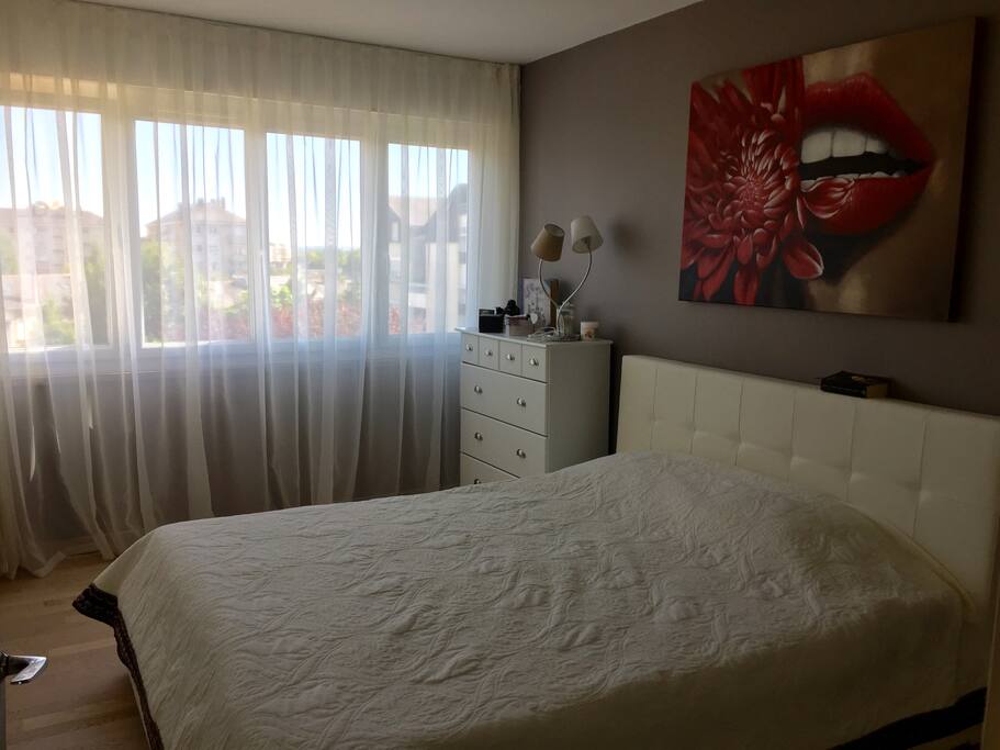 Chambre avec un grand lit ( possible de location avec supplément en demande )