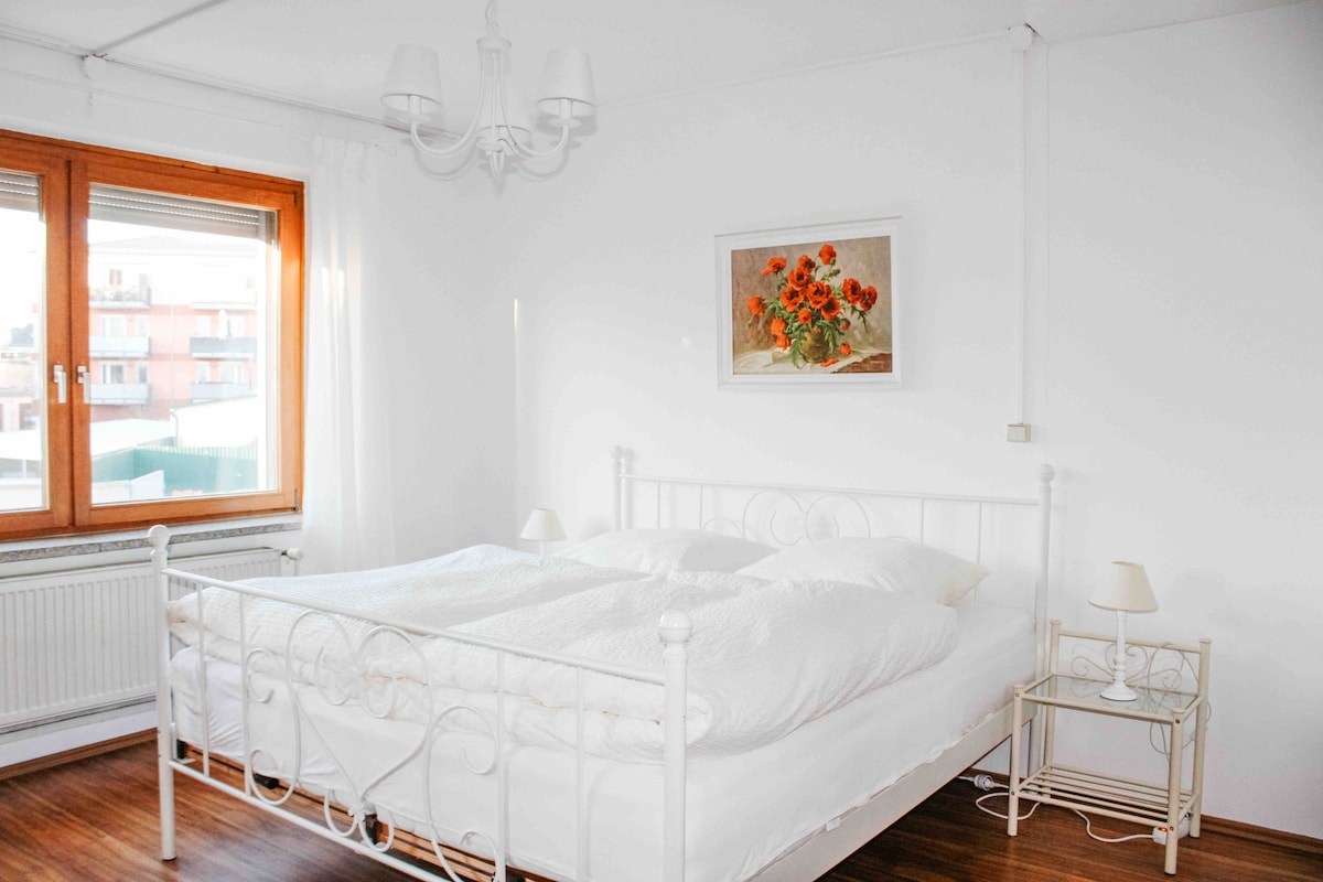 ห้องนอน 2 มีเตียงคู่และเตียงเดี่ยว