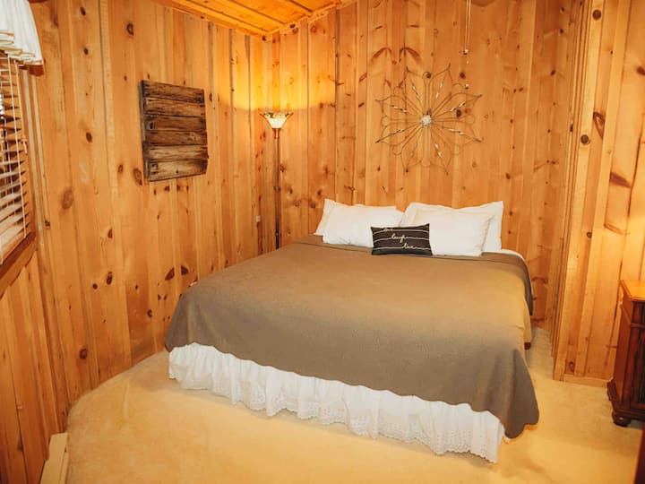 Основна спалня с двойно легло и майсторска баня.