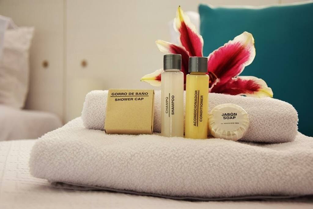 Disponibilidad de gorro de baño, toallas, shampoo y acondicionador,