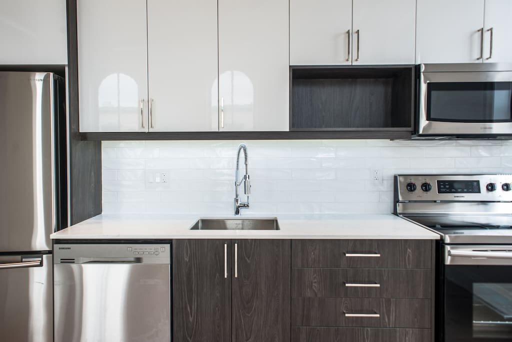 New stainless steel appliances & backsplash