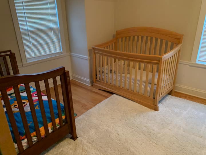 带2张幼儿床和婴儿床的儿童房