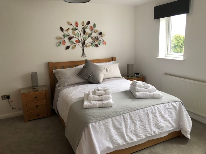 Chumba Mahiri cha kulala kilicho na kitanda aina ya kingsize