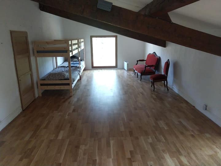 Достъп до общежитието чрез външното стълбище (запазено за отдаване под наем на повече от 10 души)