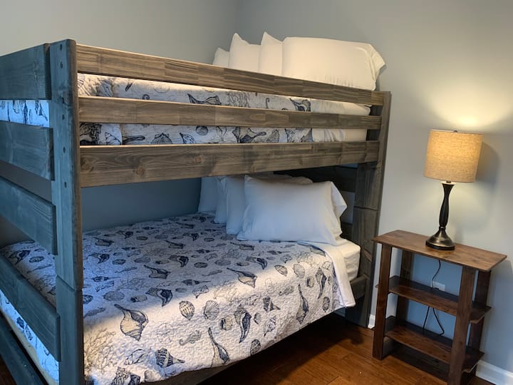 带全尺寸床垫的双层床