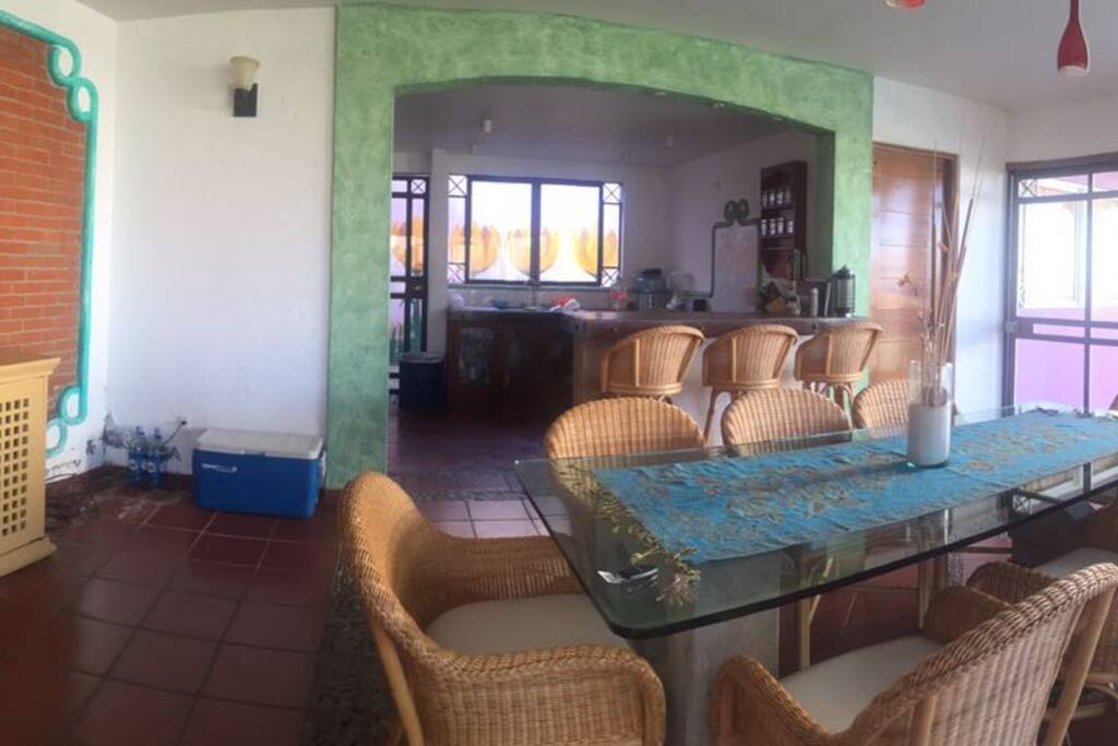 Comedor y barra cocineta
