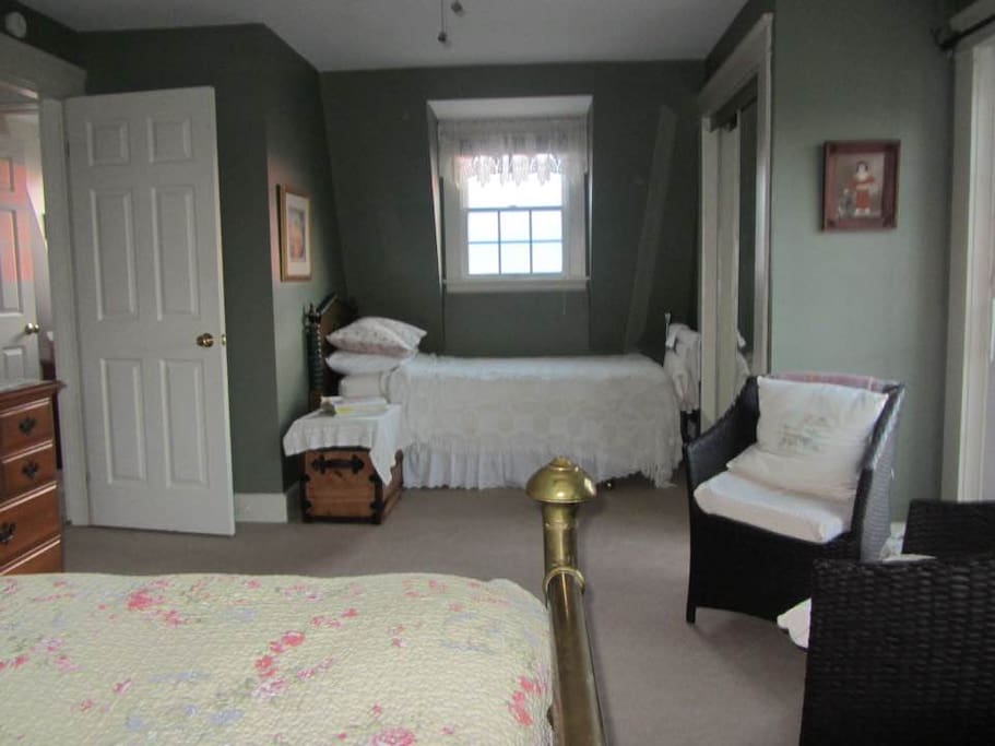 and an additional twin bed