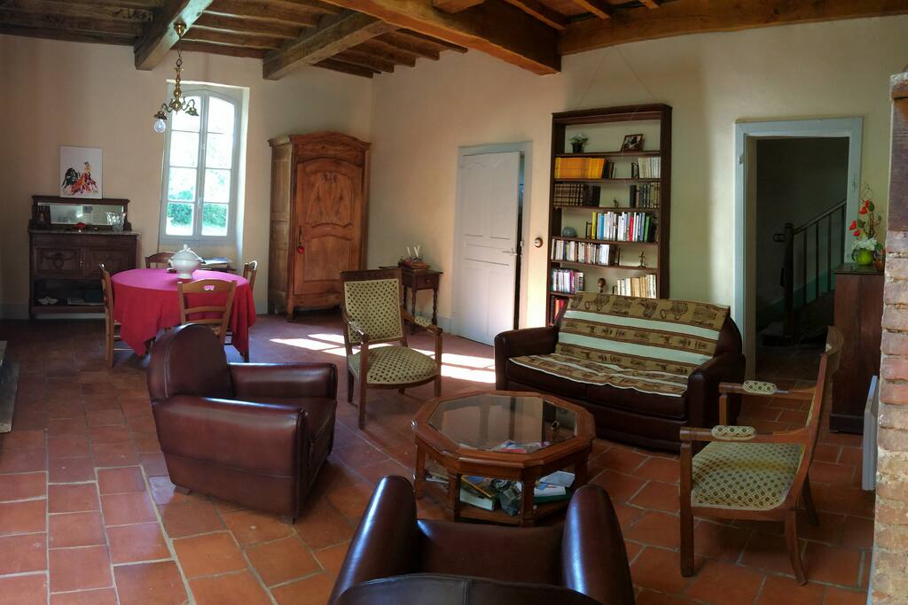 Grand séjour/salle à manger (40m²) avec mezzanine et four à pain (décoration)