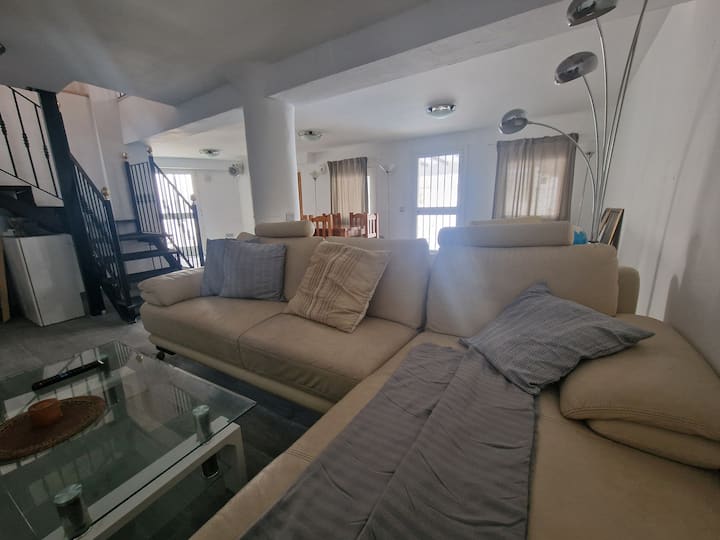 Casa Con Piscina Y Barbacoa En Una Terraza En El Primer Piso Con Unas Bonitas Vistas A La Sierra, Ubicada A Menos De Diez Minutos De La Calle Principal, Con Tres Dormitorios Equipados Con Cama Matrimonio Y Dos Baños Con Ducha Cada Uno. - Ronda