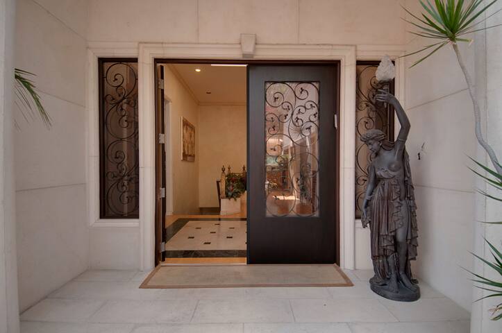 Hollywood Hills Multiview Estate Villa gallery image 2