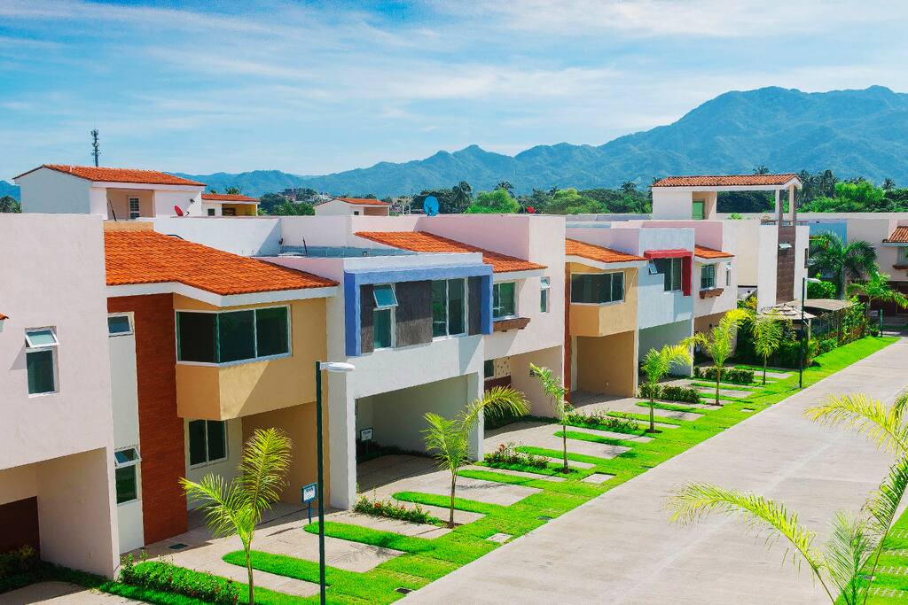 casas modernas, construcción nueva area limpia y segura cerca de todo.