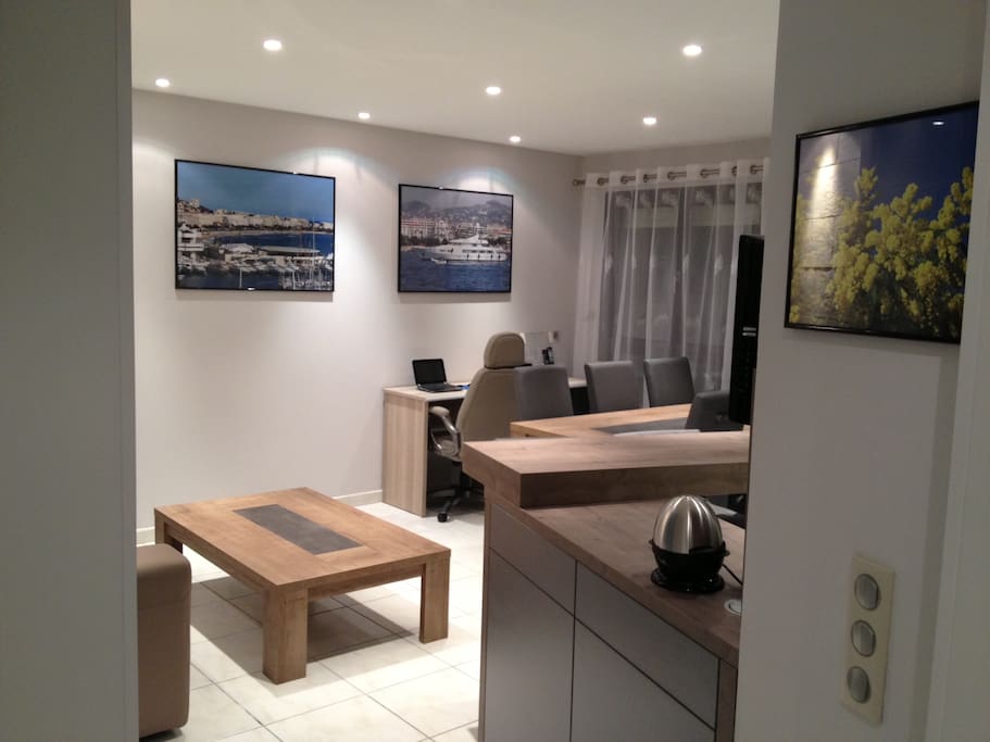 Salon avec table basse et grande TV pour un plus de confort