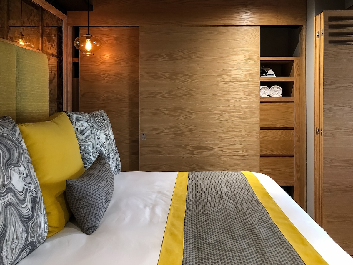 BEDROOM WITH KING SIZE BED